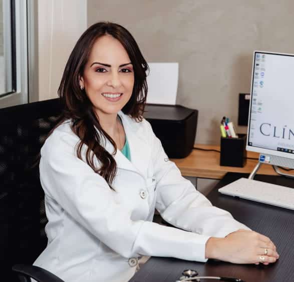 dra-mariane-salati-usando-computador-sorrindo